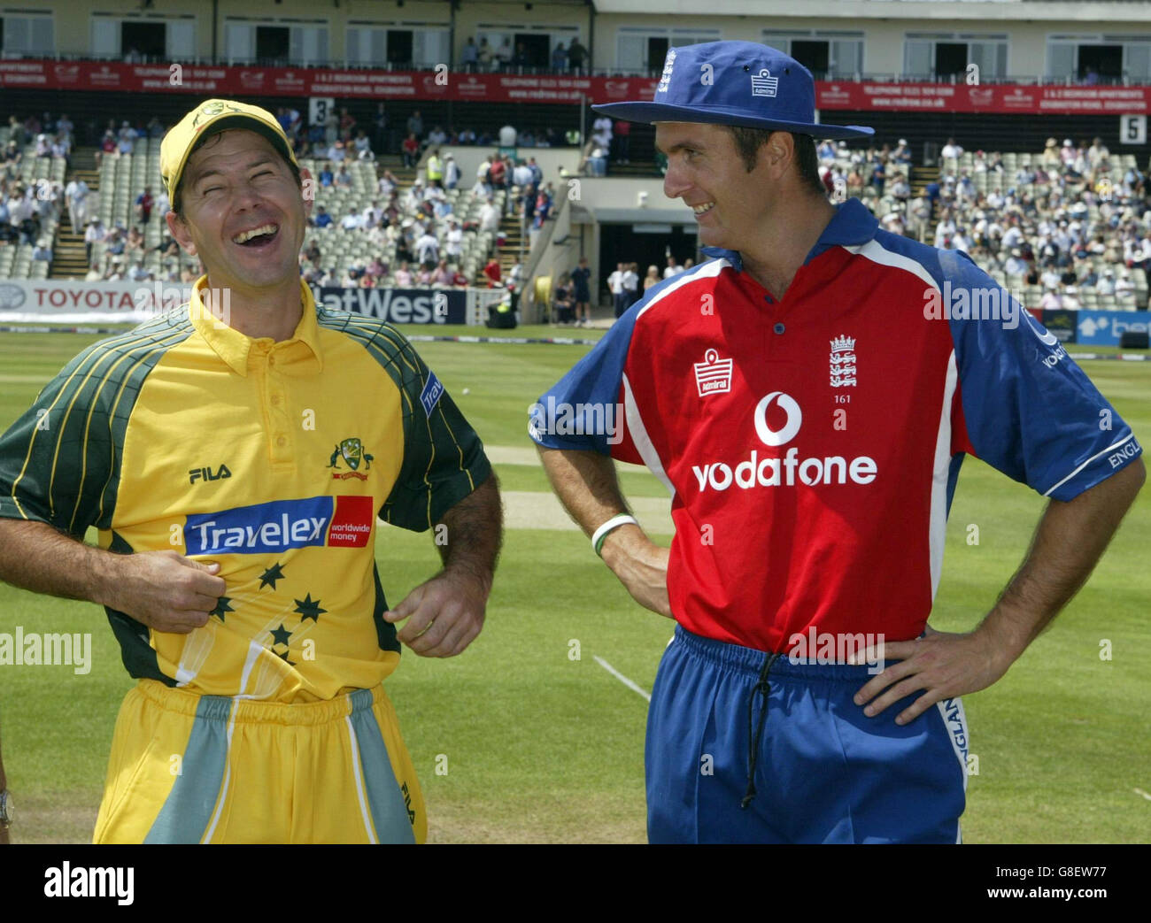 Il capitano dell'Inghilterra Michael Vaughan (R) condivide una battuta con il capitano australiano Ricky Ponting quando si incontrano prima della partita della NatWest Series. Foto Stock