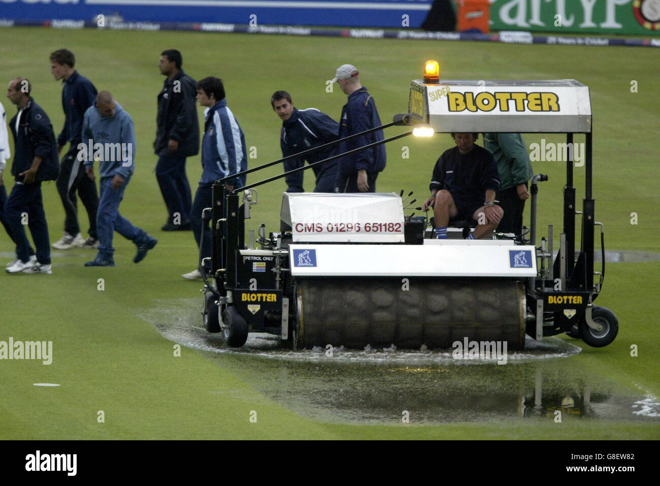 Il personale di terra ha sgominato il campo dopo che la pioggia pesante ha interrotto la partita della NatWest Series tra l'Inghilterra e l'Australia. Foto Stock