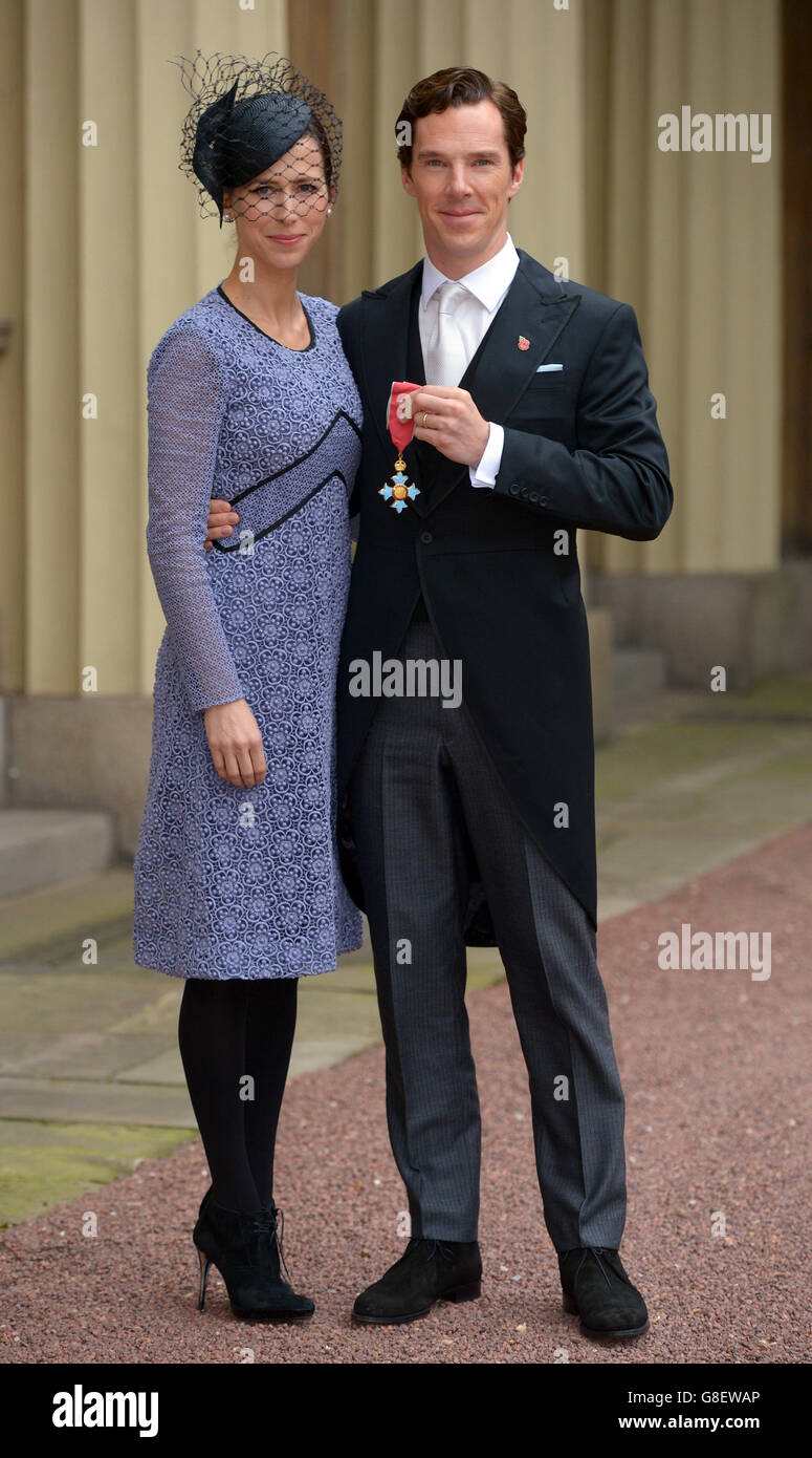 Attore Benedetto Cumberbatch con sua moglie Sophie Hunter dopo aver ricevuto il CBE (Comandante dell'Ordine dell'Impero britannico) dalla Regina Elisabetta II in una cerimonia di investitura a Buckingham Palace. Foto Stock