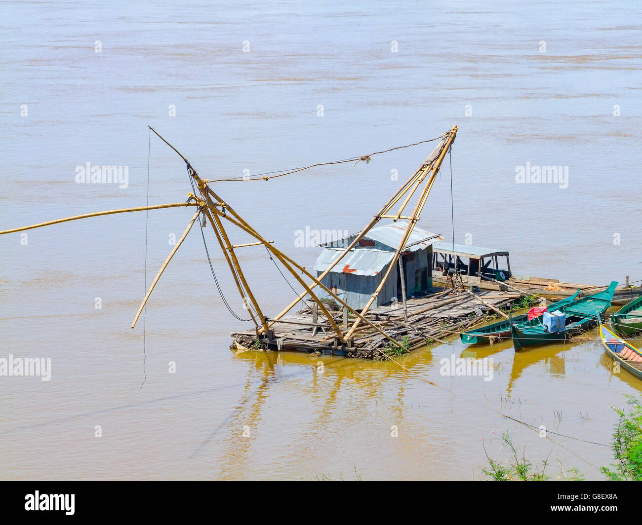 Barca da pesca in fiume Mekong visto in Cambogia Foto Stock