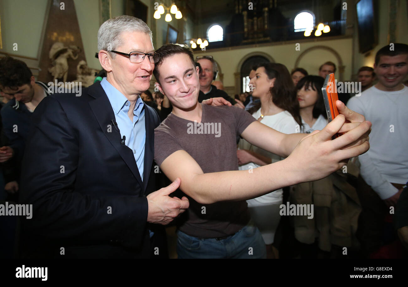 Tim Cook, Chief Executive di Apple (a sinistra), propone selfie con studenti al Trinity College di Dublino, dove gli è stata presentata la medaglia d'oro del Patrocinio onorario della società filosofica della Trinity, poiché Apple deve creare 1,000 posti di lavoro in Irlanda, ha detto l'agenzia di investimento statale del paese. Foto Stock