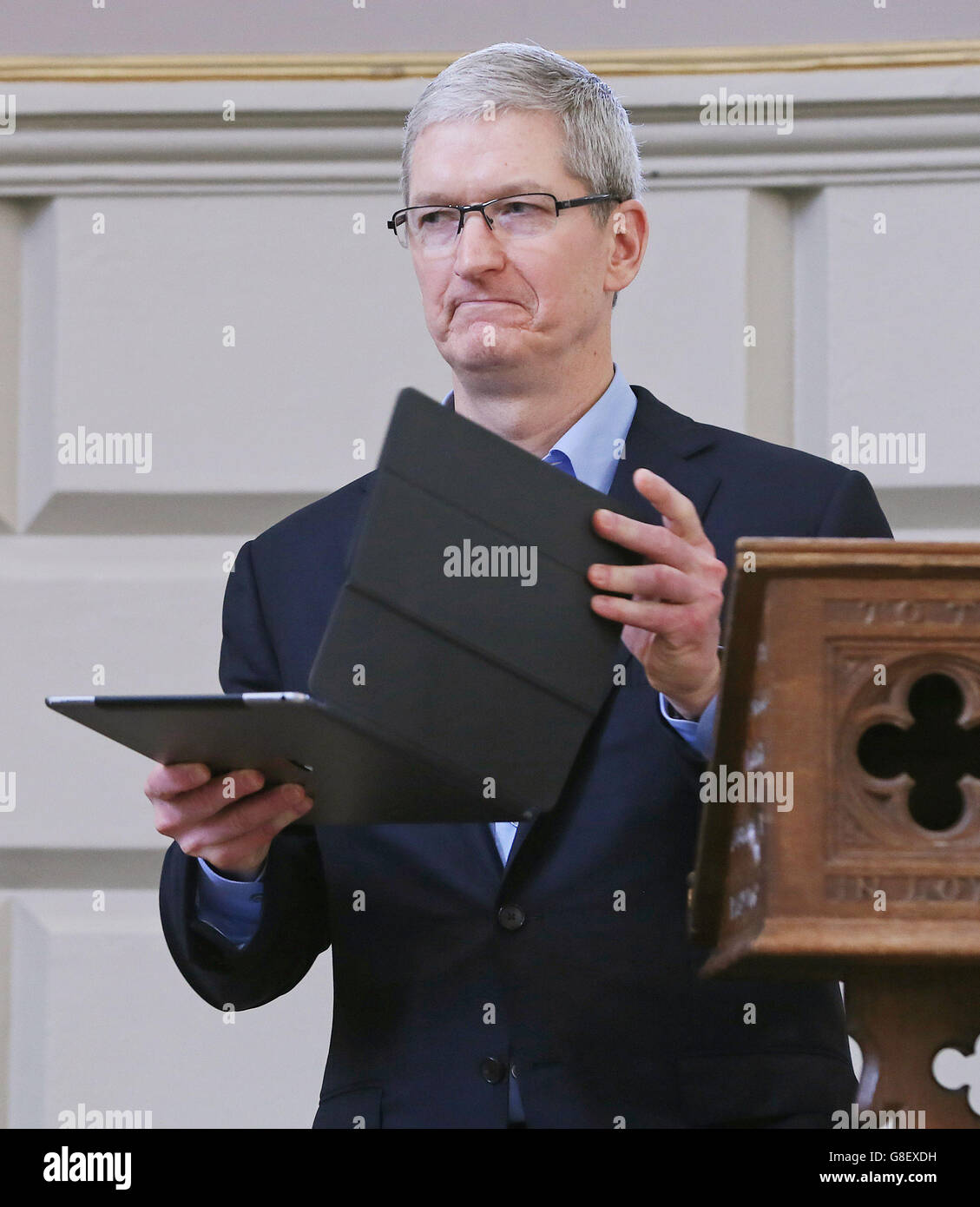 L'amministratore delegato di Apple Tim Cook ha tenuto un discorso utilizzando un iPad Pro al Trinity College di Dublino dove è stato presentato con la medaglia d'oro del Patronato onorario della società filosofica di Trinity, come Apple è quello di creare 1,000 posti di lavoro in Irlanda, l'agenzia di investimento statale del paese ha detto. Foto Stock