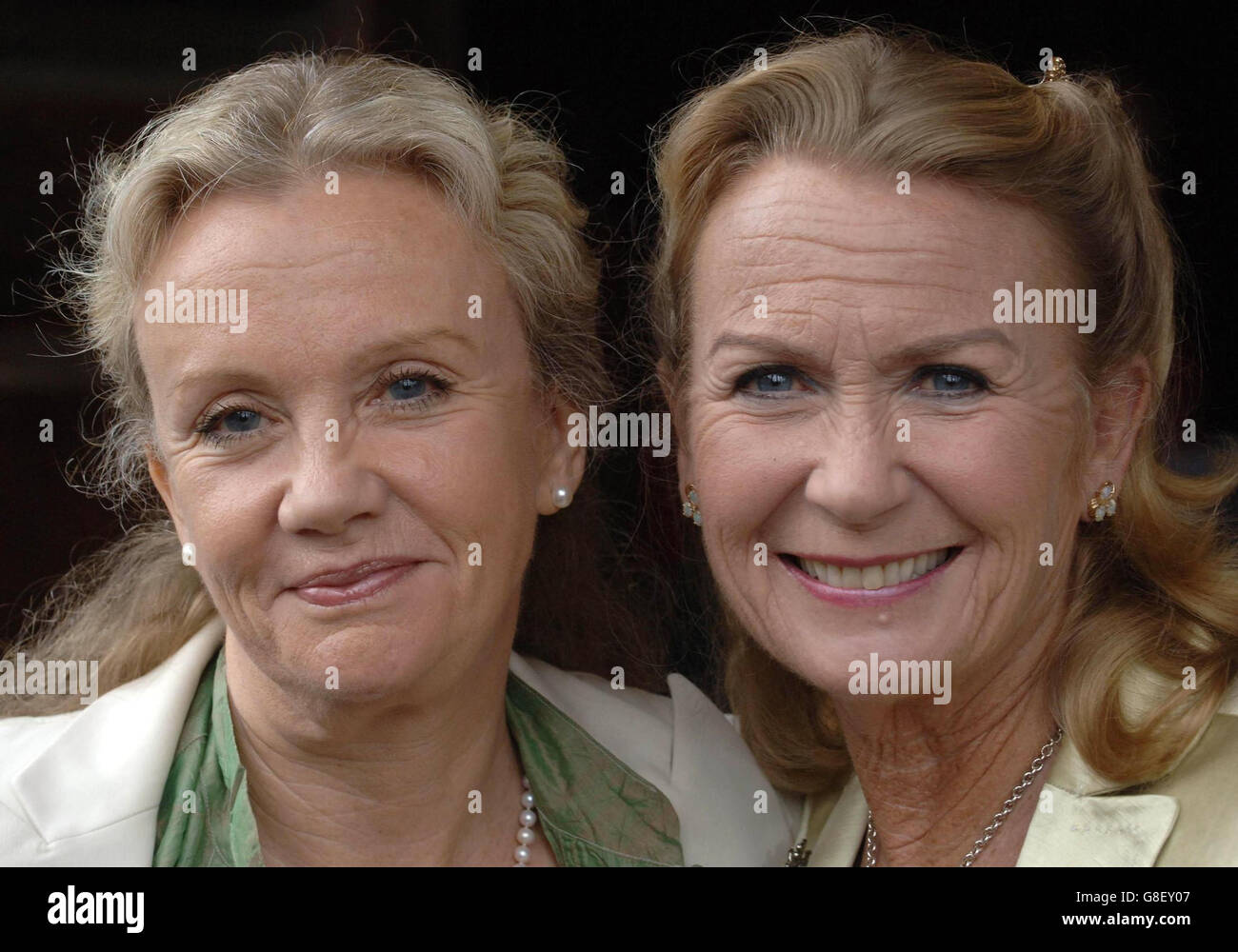 Hayley e Juliet Mills frequentano il servizio memoriale del loro padre. Mills, che ha adornato palcoscenico e schermo per più di 60 anni, è morto nella sua casa a Denham, Buckinghamshire all'età di 97 anni. Foto Stock