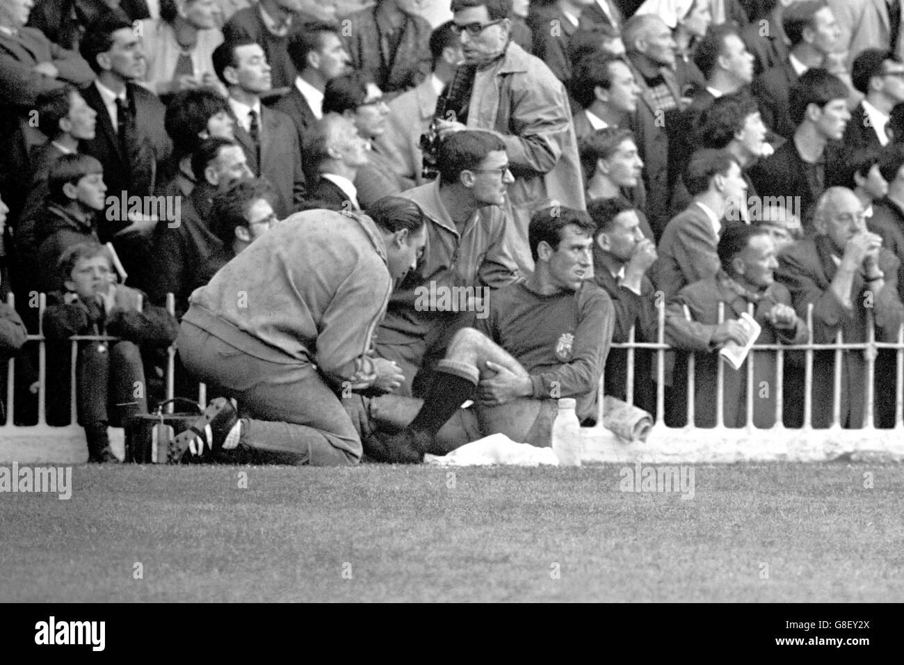 Calcio - Coppa del mondo Inghilterra 1966 - Gruppo due - Germania Ovest / Spagna - Villa Park. Abelardo, in Spagna, guarda indietro al colpevole mentre riceve il trattamento per una ferita Foto Stock