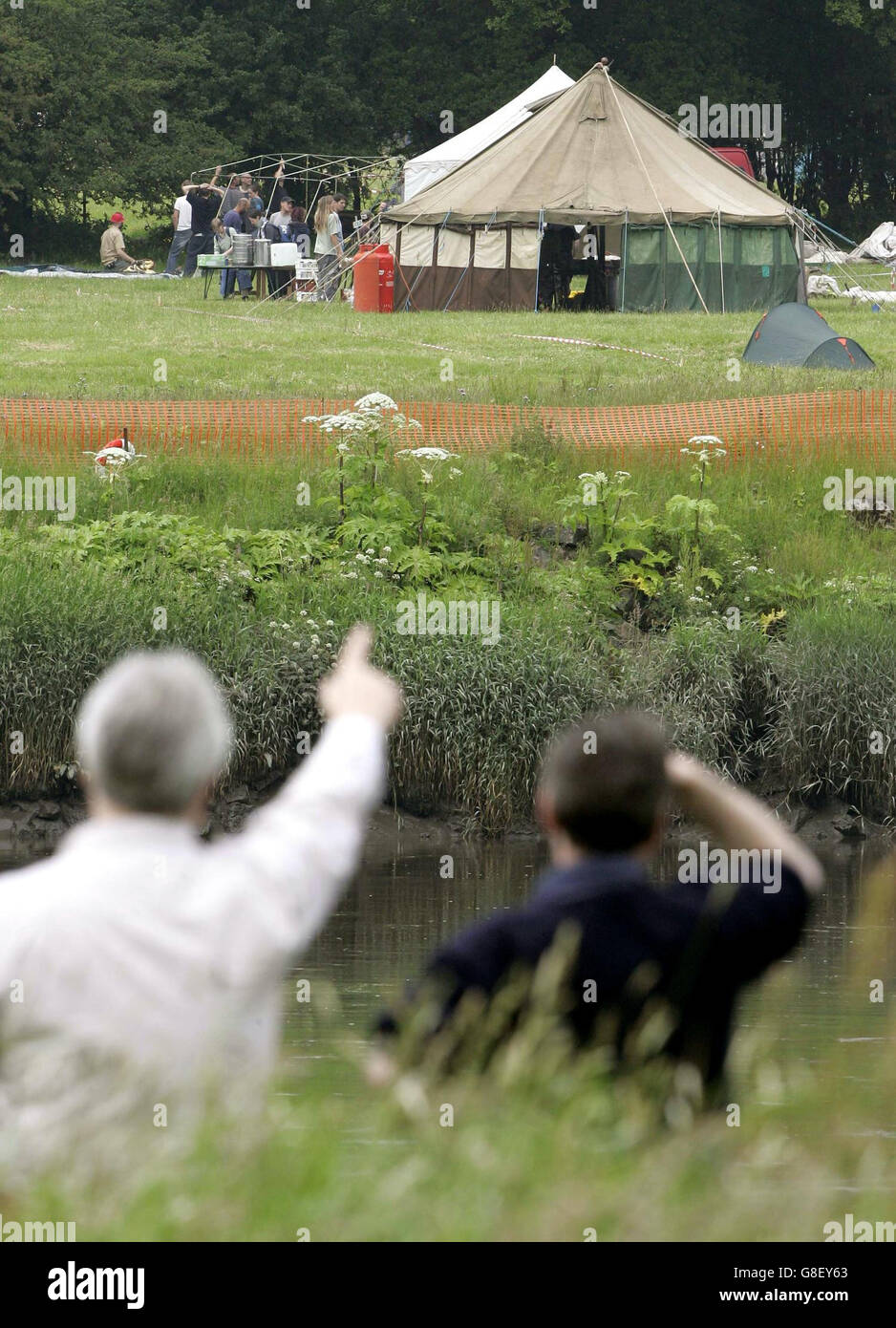 La gente del posto guarda parte del G8 Eco Village dall'altra parte del fiume a Stirling, in vista del vertice del G8 a Gleneagles all'inizio del mese prossimo. Foto Stock