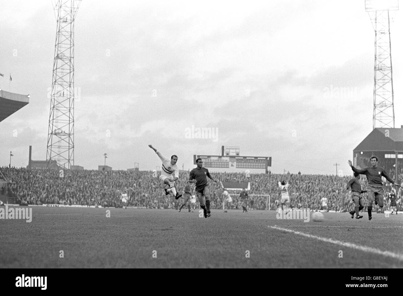 Calcio - Coppa del mondo Inghilterra 1966 - Gruppo tre - Portogallo / Ungheria - Old Trafford. Ferenc bene (l) in Ungheria spara un colpo a Goal, guardato da Hilario (r) in Portogallo Foto Stock