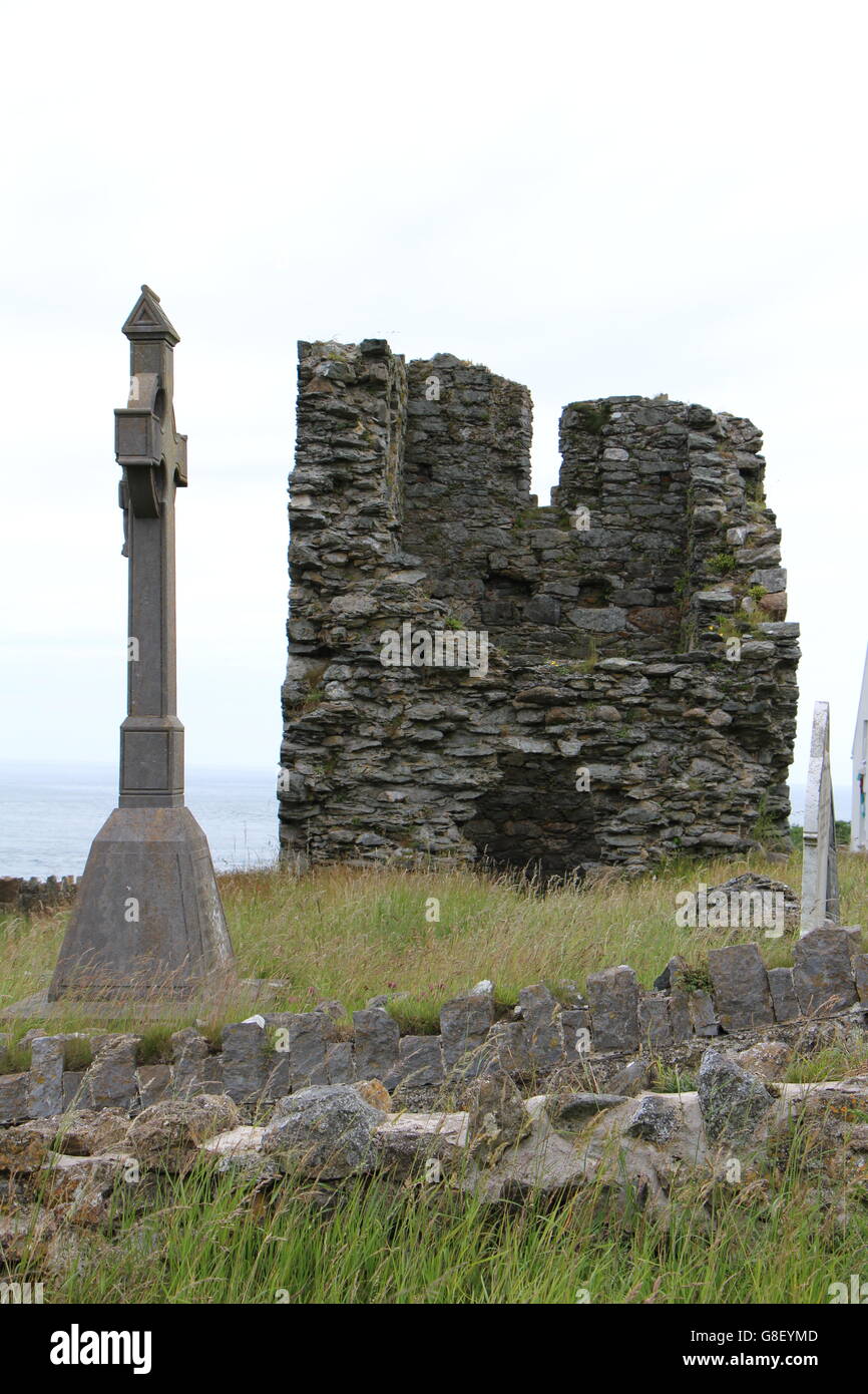 Croce celtica e rovine di St Marys Abbey Tower presso il cimitero sulla Bardsey Island, il Galles del Nord Foto Stock