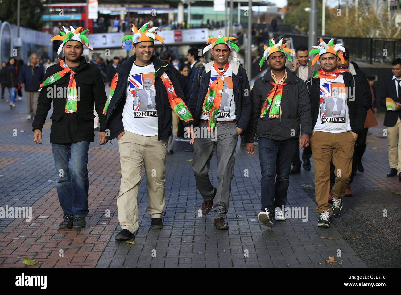 Persone che arrivano presto prima del discorso pronunciato al Wembley Stadium a nord di Londra dal primo ministro indiano Narendra modi il secondo giorno della sua visita nel Regno Unito. Foto Stock