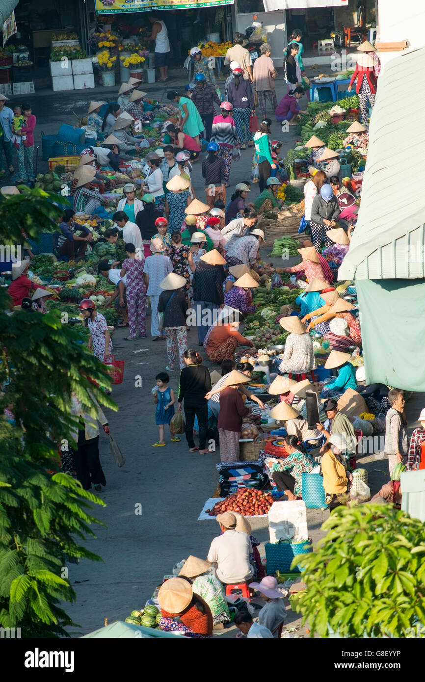 Vista in elevazione di una provinciale street market vendita di prodotti locali, il Delta del Mekong, Vietnam Foto Stock