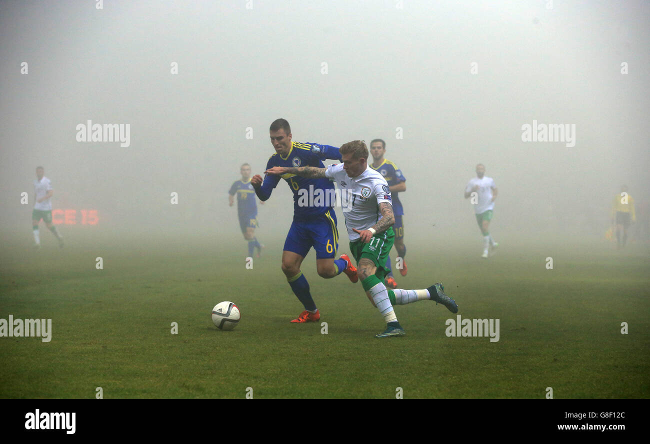 La Bosnia Erzegovina Ognjen Vranjes (a sinistra) e la Repubblica d'Irlanda James McClean battaglia per la palla durante la UEFA Euro 2016 Qualifying Playoff prima tappa allo Stadion Bilino Polje, Zenica. Foto Stock