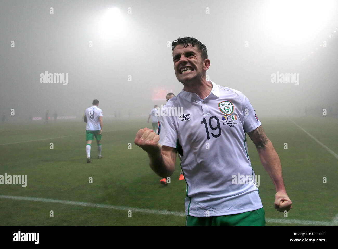 Robert Brady della Repubblica d'Irlanda festeggia il primo gol del suo fianco durante la prima tappa del gioco di qualificazione UEFA Euro 2016 allo Stadion Bilino Polje, Zenica. Foto Stock