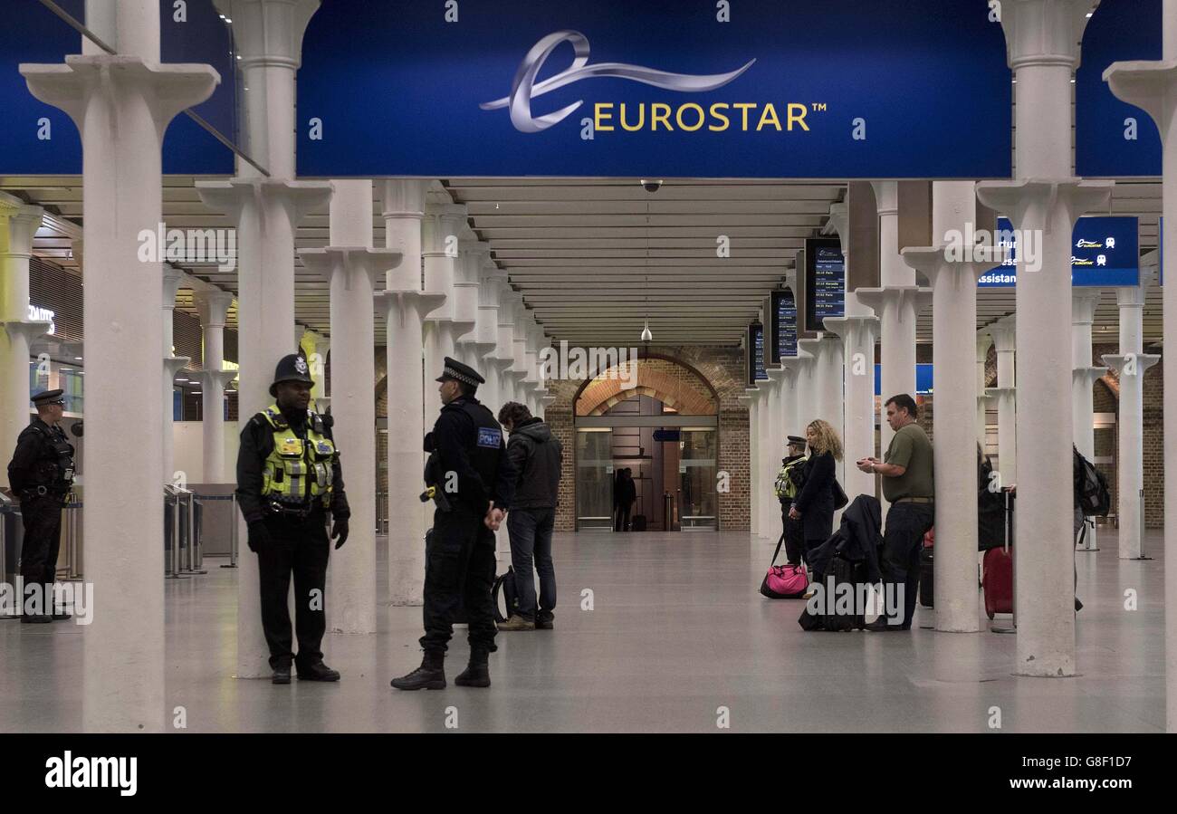 Presenza della polizia mentre i passeggeri di St Pancras International aspettano di viaggiare sull'Eurostar questa mattina, sulla scia degli attentati terroristici di Parigi, che temono di aver ucciso circa 120 persone. Foto Stock