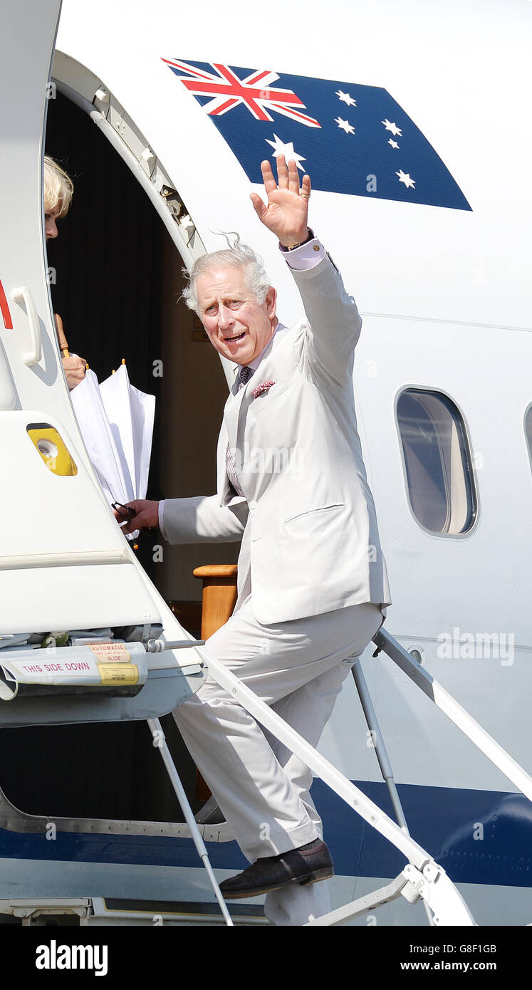Il Principe del Galles ondeggia con i benestanti mentre sale a bordo del suo aereo per volare di nuovo a Perth, all'aeroporto di Albany nell'Australia meridionale. Foto Stock