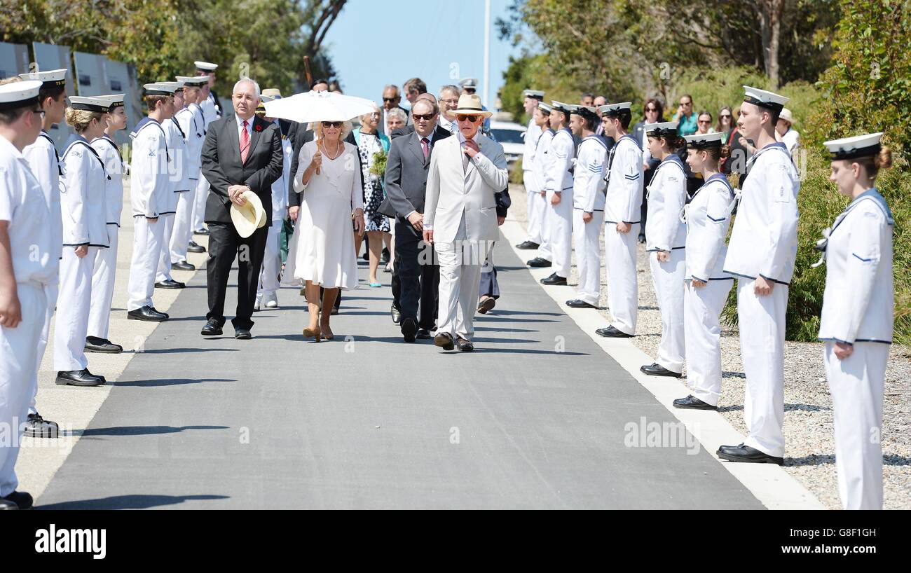 Il Principe di Galles con la duchessa di Cornovaglia cammina verso il basso dal punto di osservazione del National Anzac Museum di Albany, nel sud dell'Australia. Foto Stock