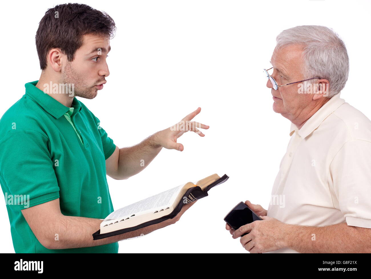 Giovane evangelista condividendo le parole di Dio con un uomo vecchio Foto Stock