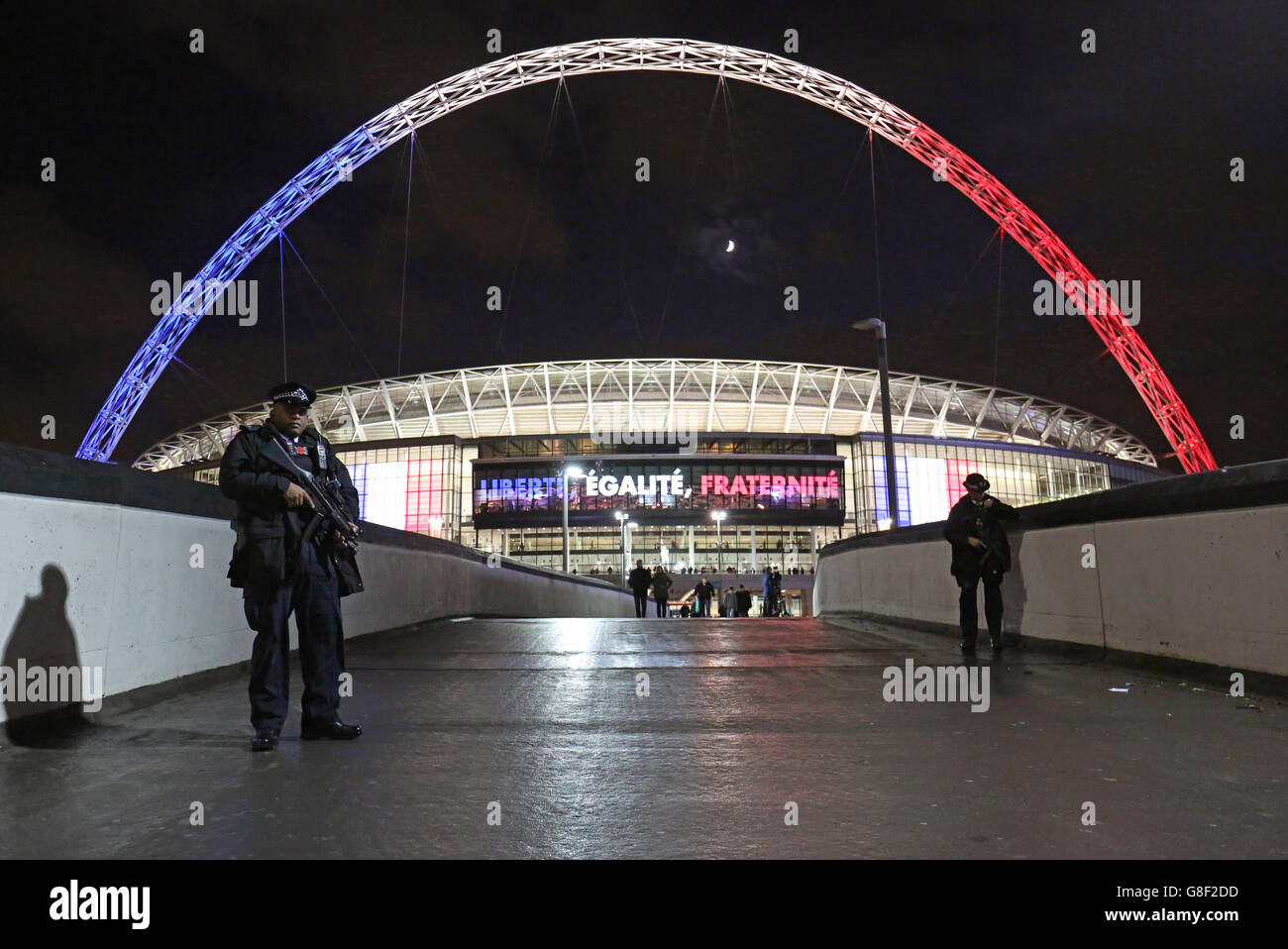 Ufficiali armati fuori dal Wembley Stadium a Londra dove la squadra di calcio francese gioca in Inghilterra in un amichevole stasera. Foto Stock