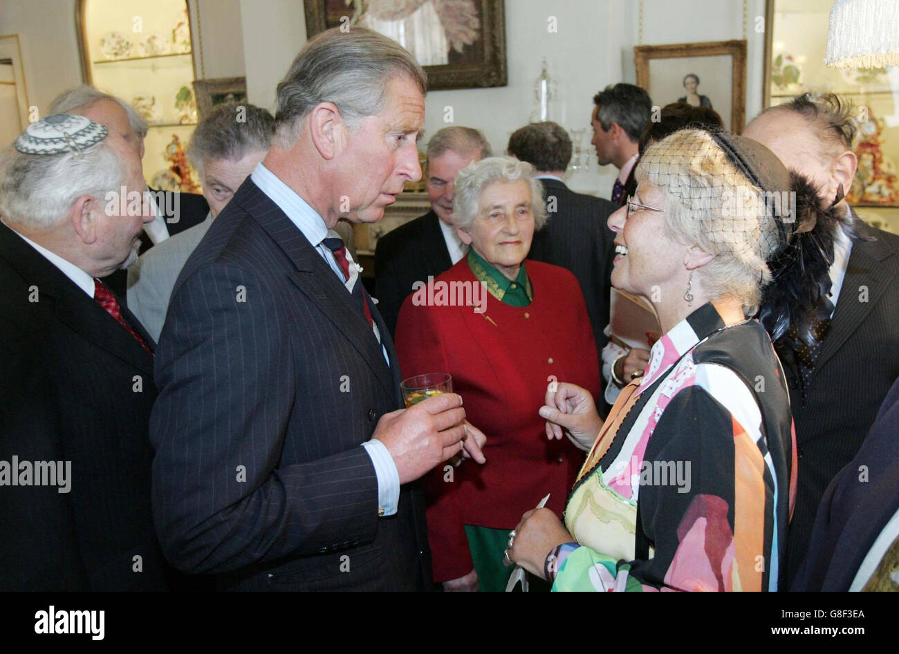 Il Principe del Galles ha ricevuto la Clarence House per commemorare il 60° anniversario della fine della seconda guerra mondiale, dove lui e la duchessa di Cornovaglia hanno ospitato circa 100 ex rifugiati ebrei che sono fuggiti dalla tirannia nazista in tempo di guerra come bambini e si sono insediati in Gran Bretagna. Foto Stock