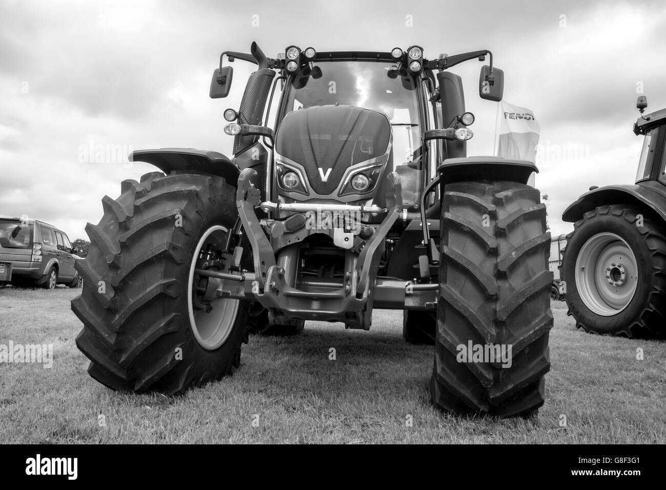 I nuovi trattori in uno spettacolo agricolo visto dal lato anteriore in bianco e nero Foto Stock