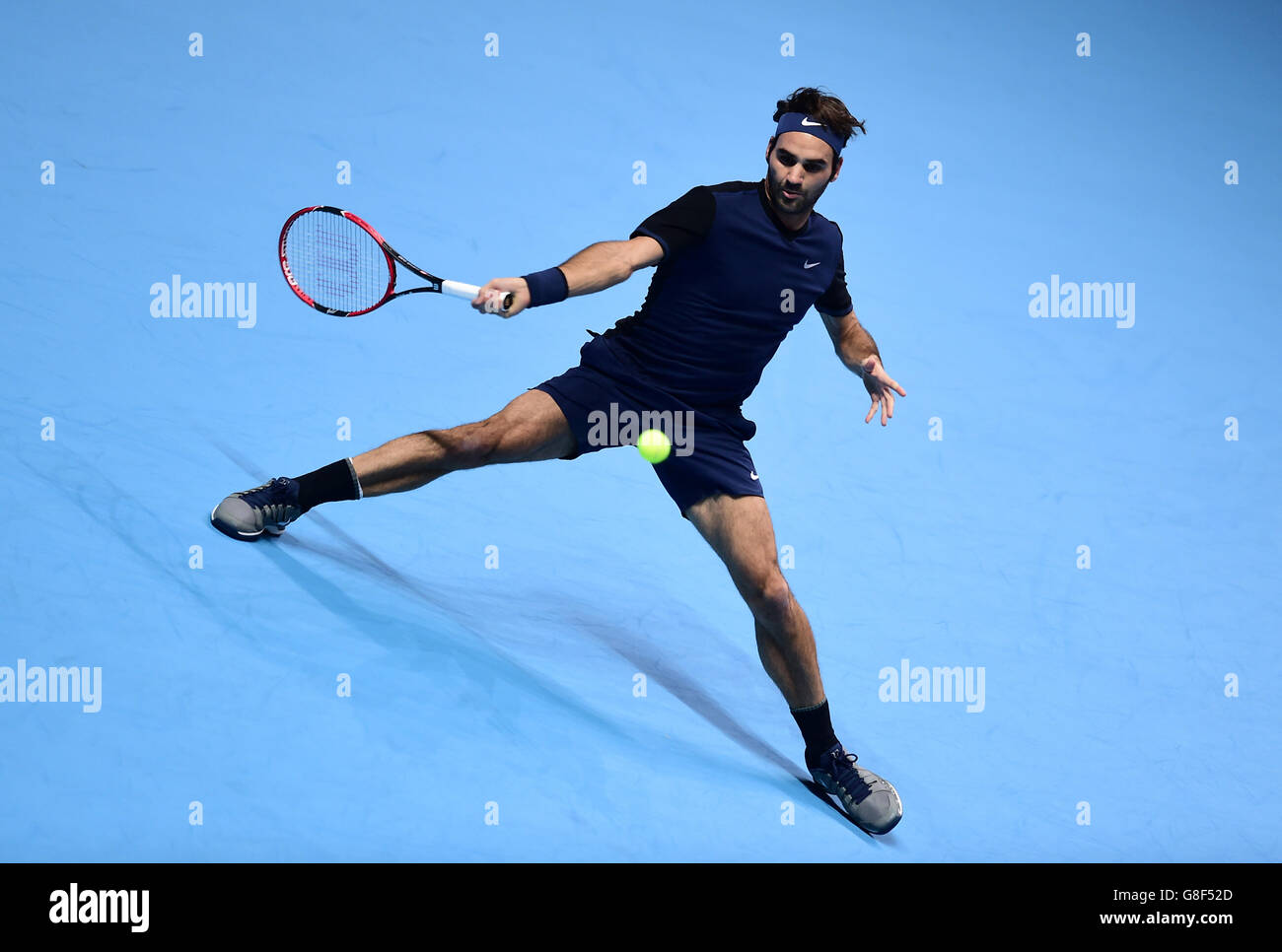 Roger Federer in Svizzera durante la finale delle finali dell'ATP World Tour alla O2 Arena di Londra. PREMERE FOTO DI ASSOCIAZIONE. Data immagine: Domenica 22 novembre 2015. Vedi PA storia TENNIS Londra. Il credito fotografico dovrebbe essere: Adam Davy/PA Wire. RESTRIZIONI: , Nessun uso commerciale senza previa autorizzazione, si prega di contattare PA Images per ulteriori informazioni: Tel: +44 (0) 115 8447447. Foto Stock