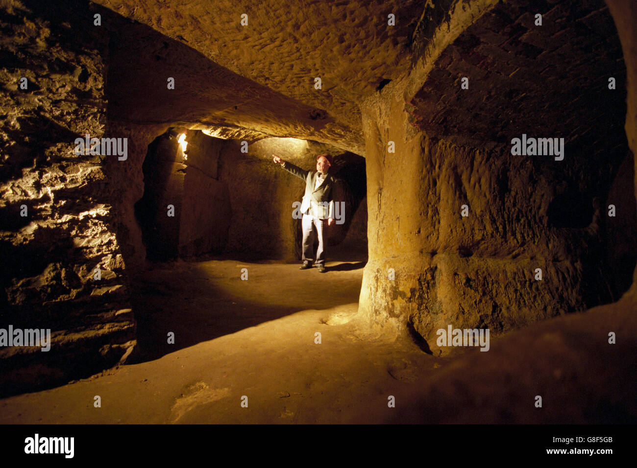 Un punto turistico una parte interessante dell'interno di Le grotte di arenaria che scorrono sotto il castello di Nottingham Foto Stock