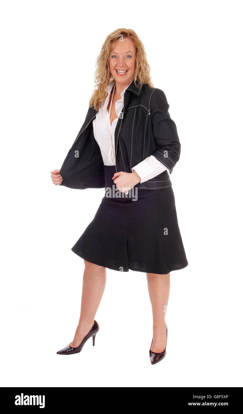 Un età media business donna in una gonna nera e camicia navy isolato permanente per lo sfondo bianco. Foto Stock