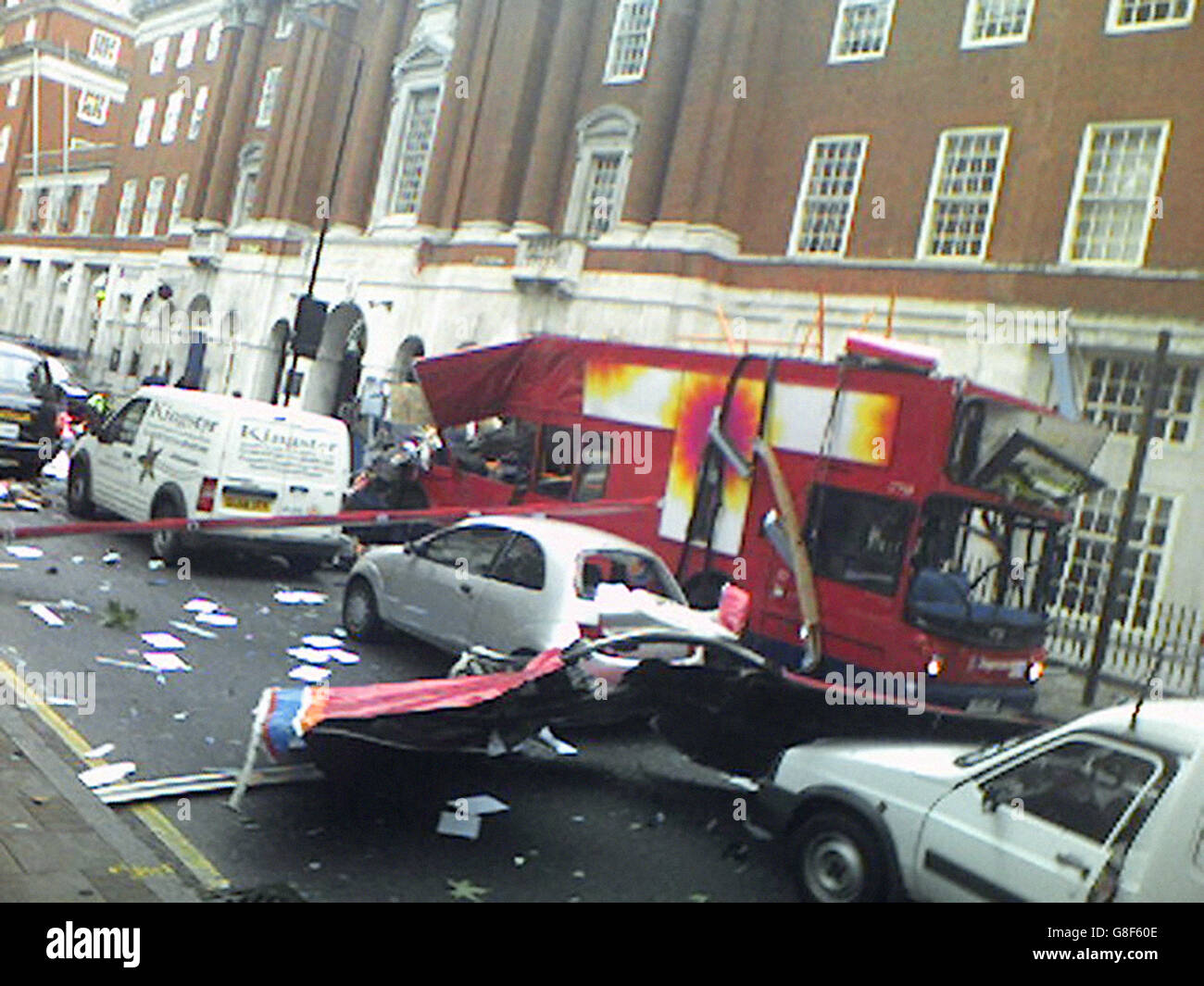Attentati terroristici di Londra. La scena a Tavistock Square di Londra, dopo che una bomba è stata strappata attraverso un autobus a due piani numero 30. Foto Stock