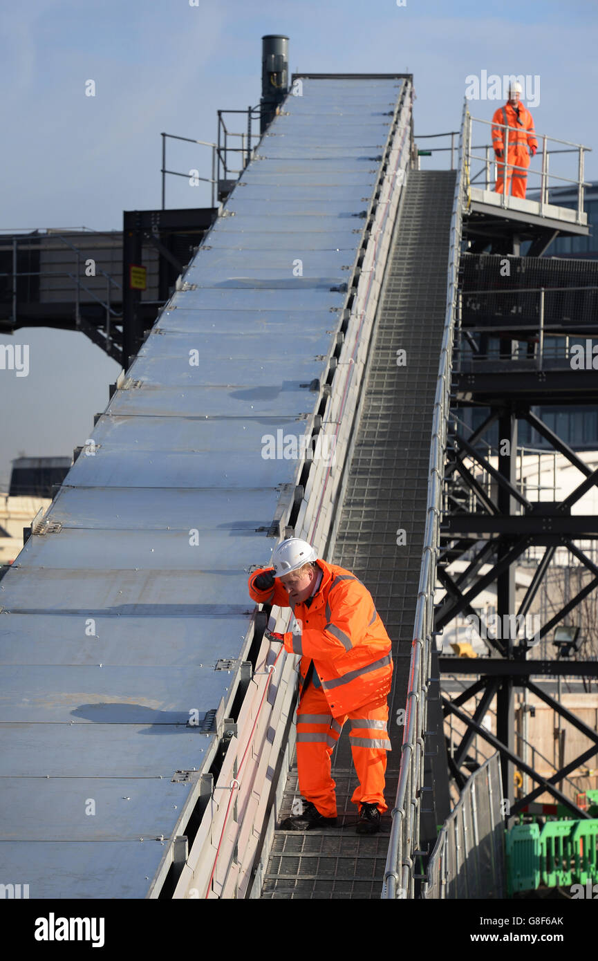 Il Sindaco di Londra Boris Johnson aiuta ad avviare i lavori sull'estensione della Northern Line a Battersea, a sud di Londra, che collegherà Kennington a Nine Elms e alla nuova stazione di energia di Battersea. Foto Stock