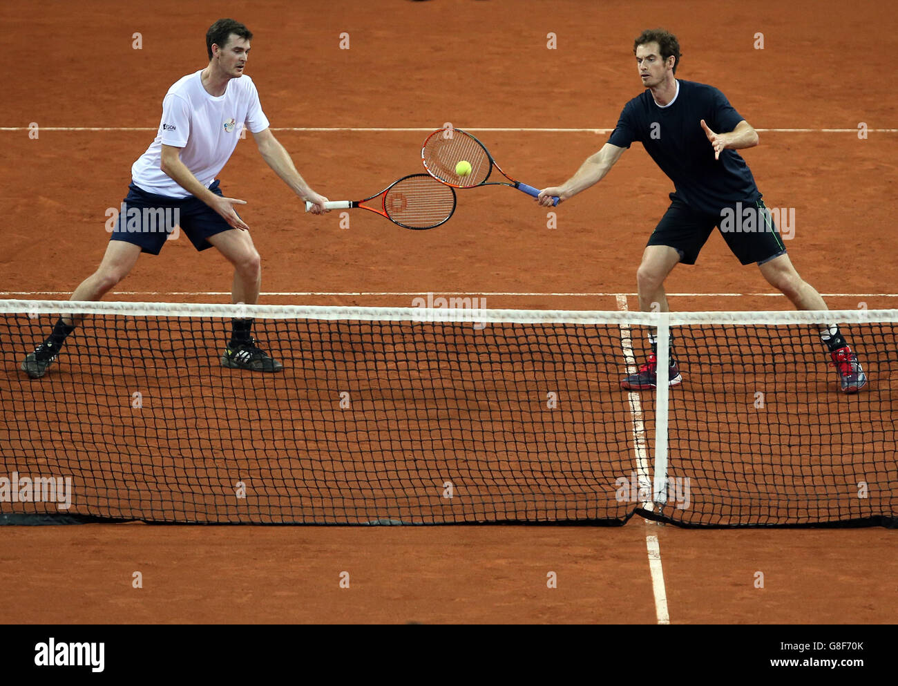 Andy Murray della Gran Bretagna con il fratello Jamie Murray durante una sessione di allenamento al Flanders Expo Center di Ghent. Foto Stock