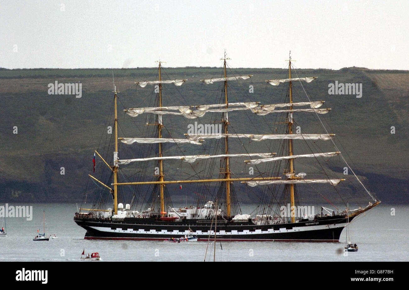 La seconda nave alta più grande del mondo, la 104.2M Kruzenshtern, al largo della costa di Dunmore East, poco prima che 87 concorrenti si riunirono in mare aperto per l'inizio delle gare di Tall Ships, Co Waterford. Foto Stock