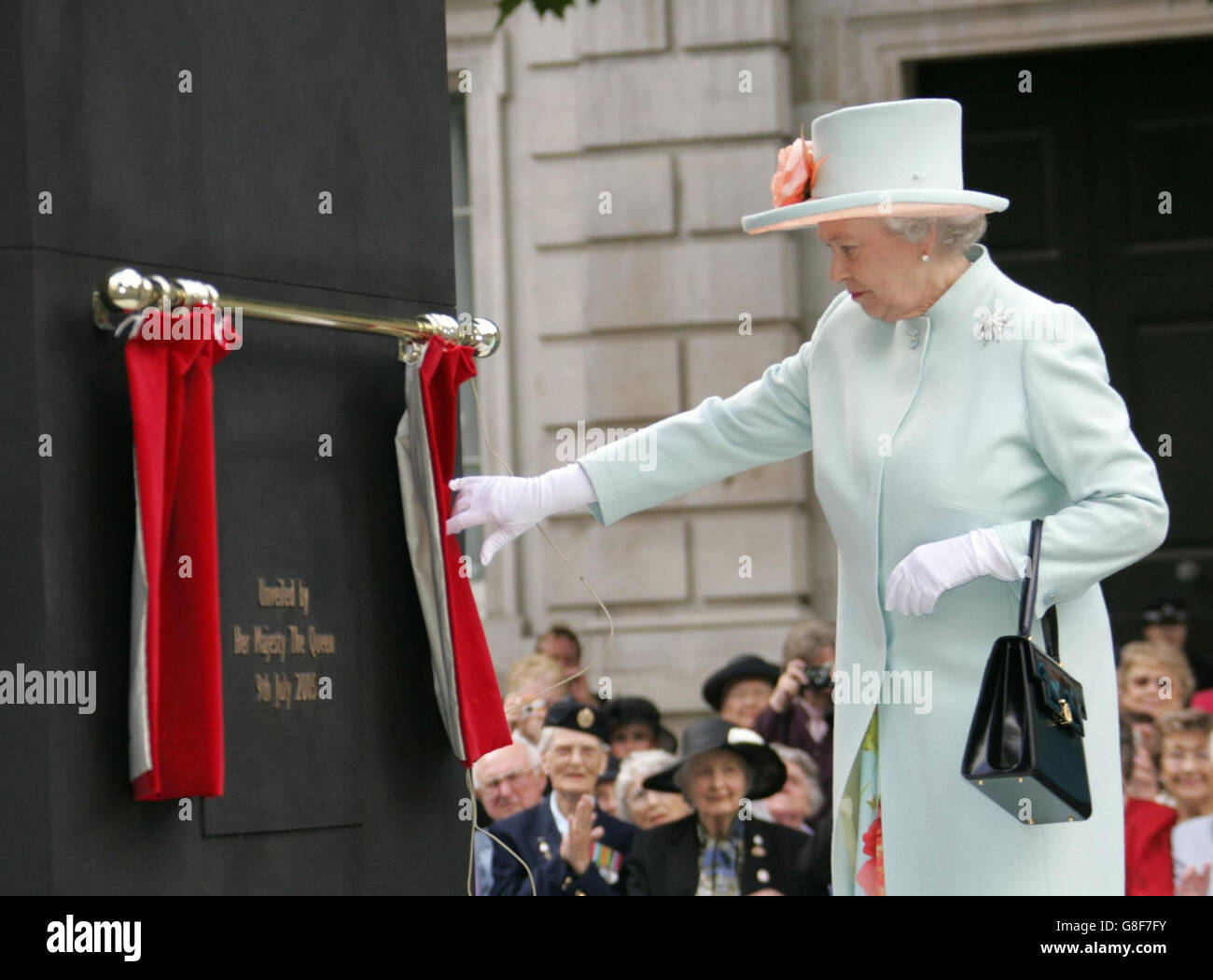 Le Donne della seconda guerra mondiale Monumento - Whitehall. La regina Elisabetta II svela il monumento. Foto Stock