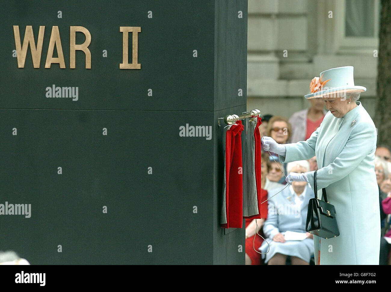 La regina Elisabetta II svela il monumento. Foto Stock