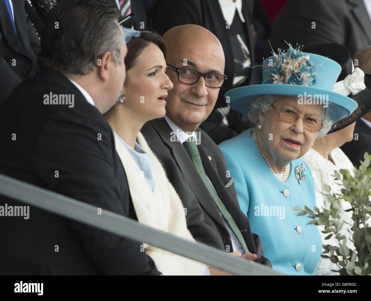 La Regina Elisabetta II (a destra) guarda una mostra di polo durante la visita al Malta Racing Club all'ippodromo di Marsa vicino alla Valletta, Malta. Foto Stock