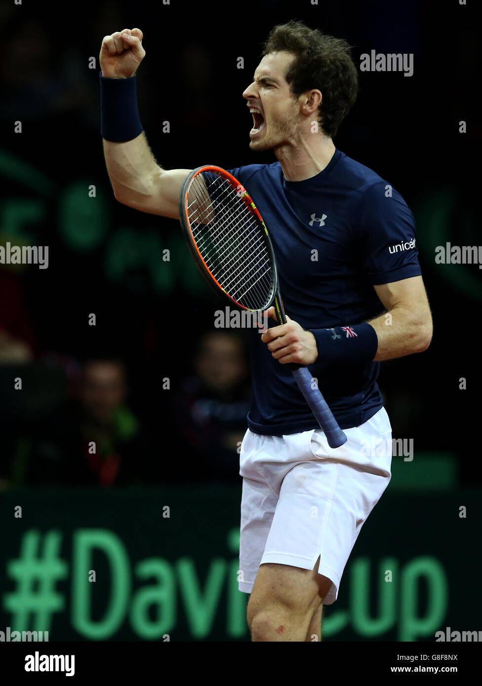 Andy Murray reagisce durante il secondo giorno della finale della Coppa Davis al Flanders Expo Center di Gand. Foto Stock