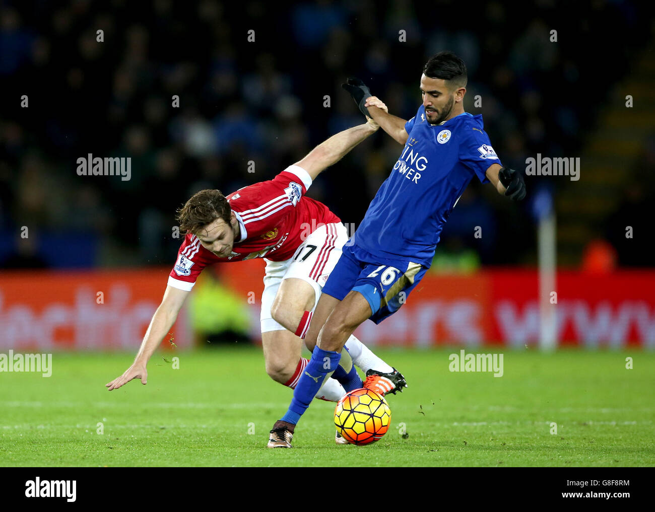 Daley Blind di Manchester United (a sinistra) e Riyad Mahrez di Leicester City combattono per la palla durante la partita della Barclays Premier League al King Power Stadium di Leicester. Foto Stock