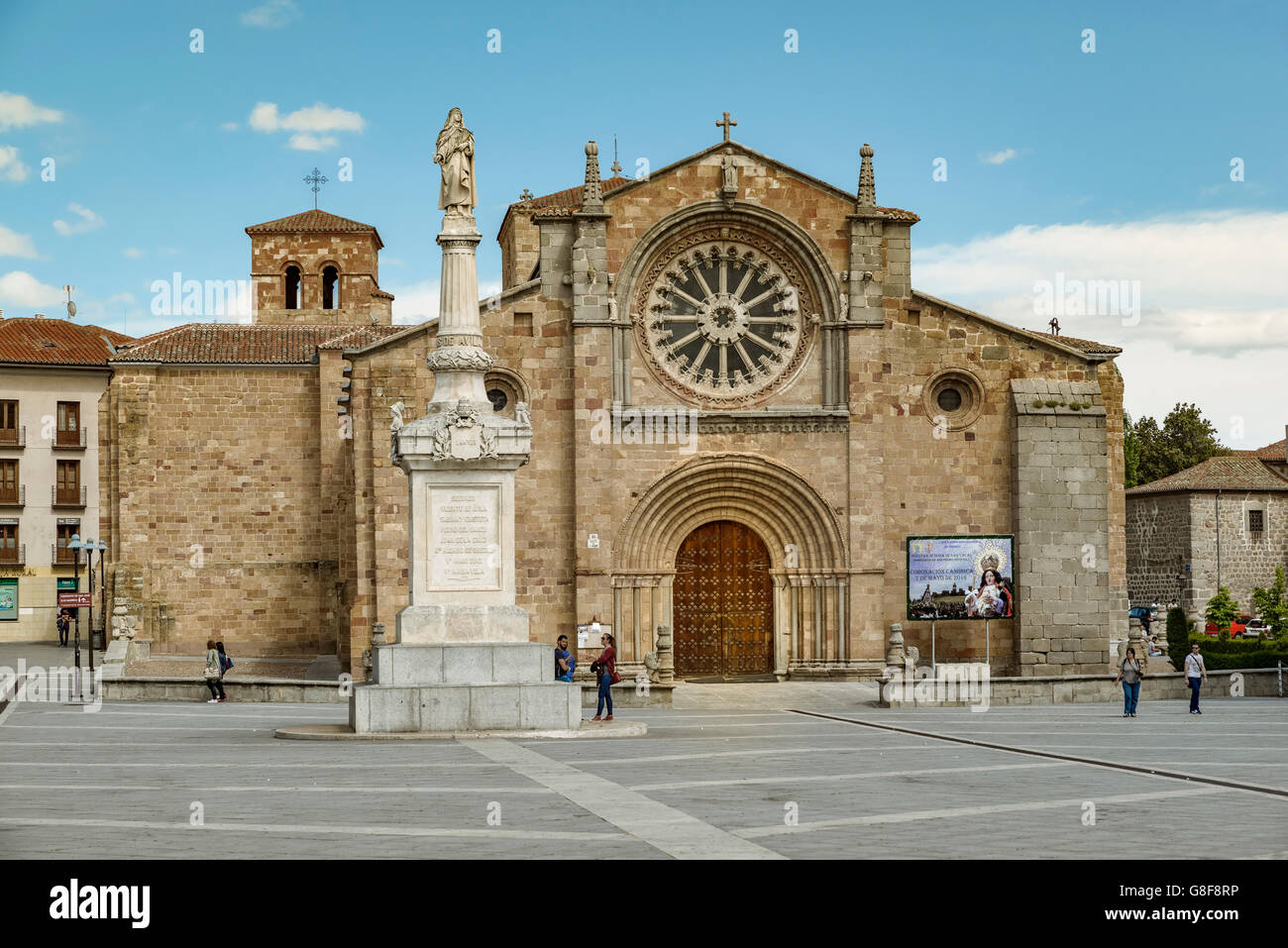 Santa Teresa Square, la facciata della chiesa di San Pedro e la porta principale. Avila, Castiglia e Leon, Spagna. Foto Stock