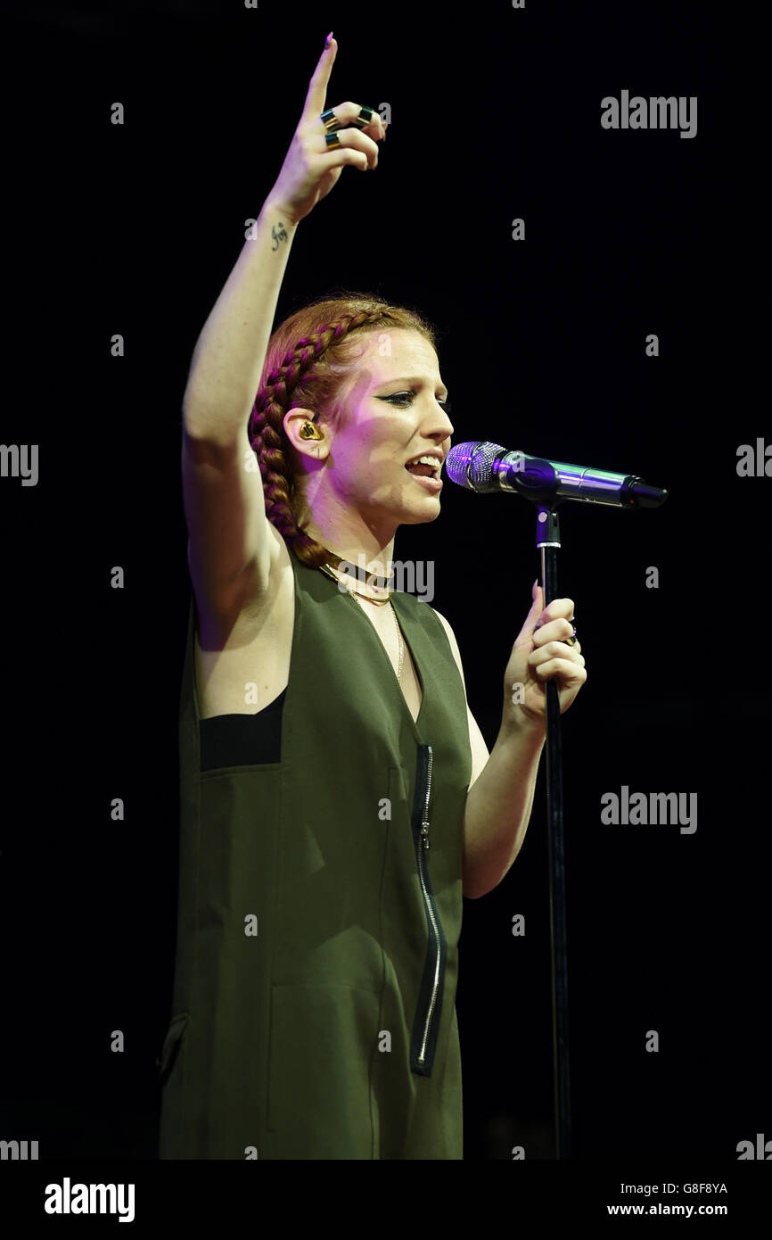 Jess Glynne suona sul palco durante il Free radio Live 2015 presso la Genting Arena di Birmingham. Foto Stock