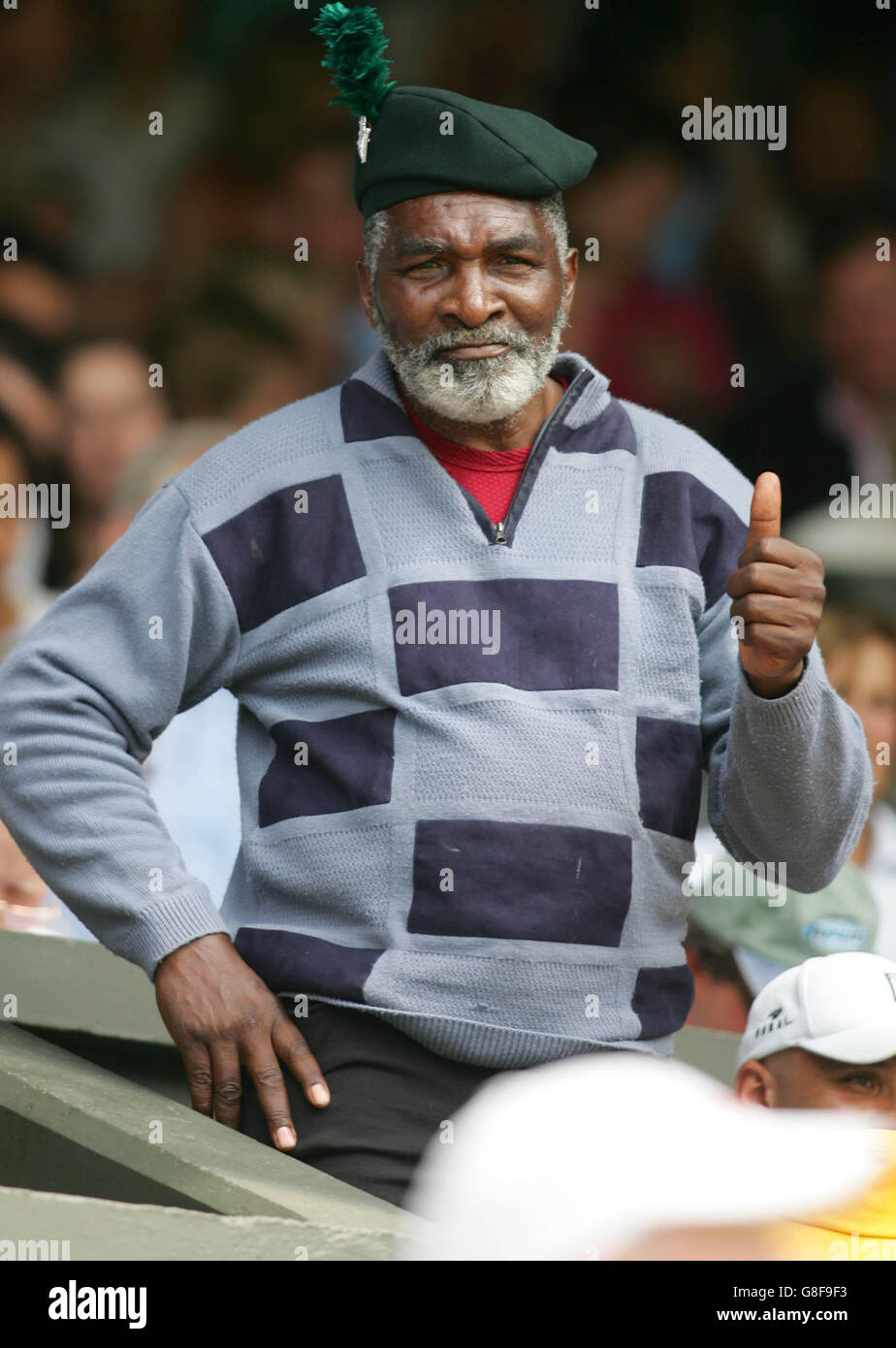 Tennis - Wimbledon Championships 2005 - Women's Quarter Final - Venus Williams / Mary Pierce - All England Club. Richard Williams padre di Venus Williams dà i pollici in su Foto Stock