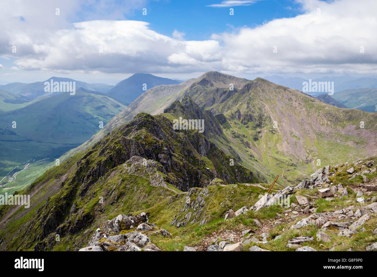 Vista Ovest sulla Aonach Eagach mountain (dentellata cresta) visto da Meall Dearg passano sopra di Glen Coe nelle Highlands Scozzesi. Glencoe Highland Scozia UK Foto Stock