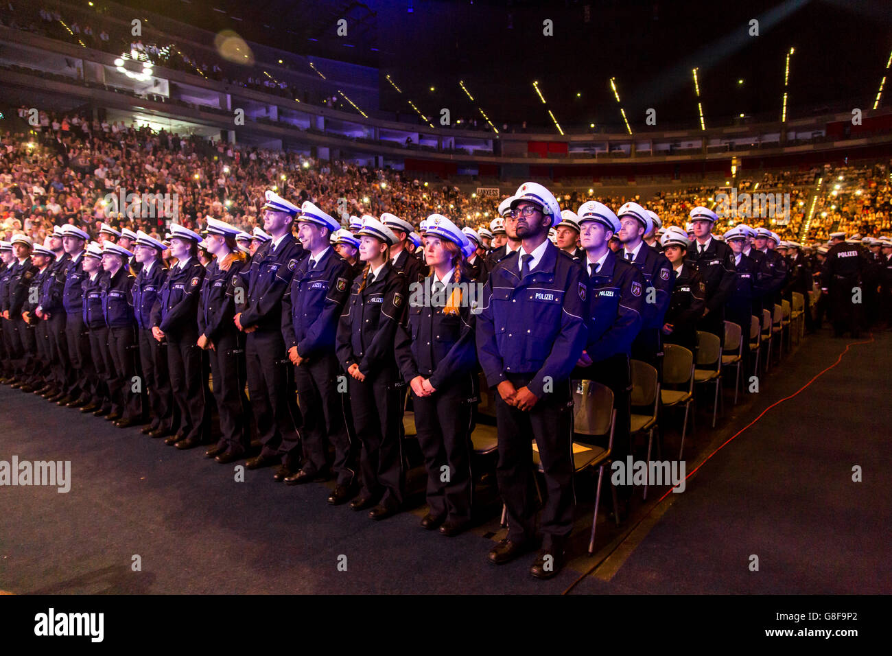 Cerimonia del giuramento di 1891 contendenti al Commissario e signor Commissario candidati a Colonia la Lanxess Arena, nuovi funzionari di polizia Foto Stock