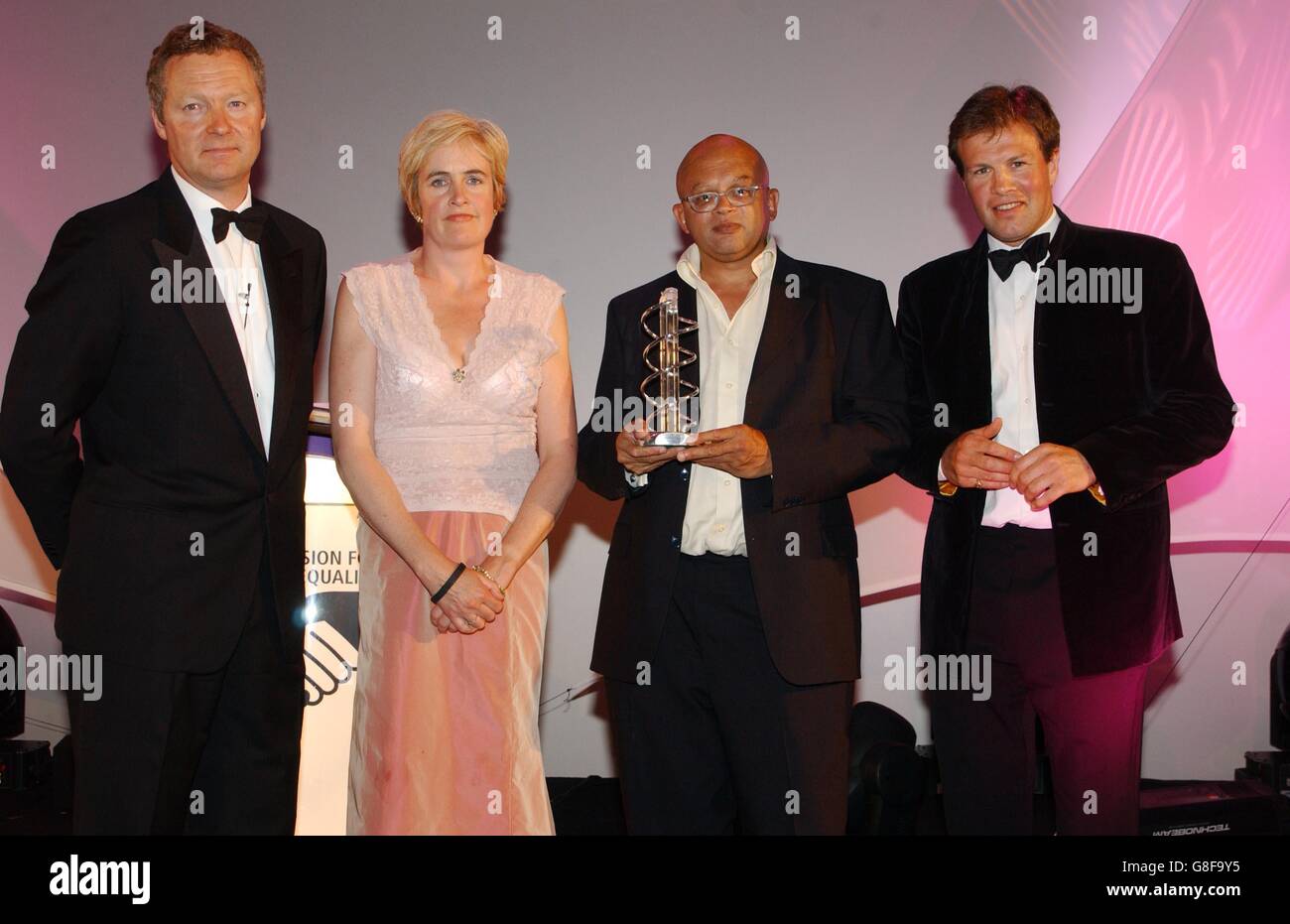 BBC radio Merseyside riceve il premio radio Factual per "Golly in the Cupboard", presentato da Rory Bremner (a sinistra) e TM Bradbury da ITN (a destra). Foto Stock