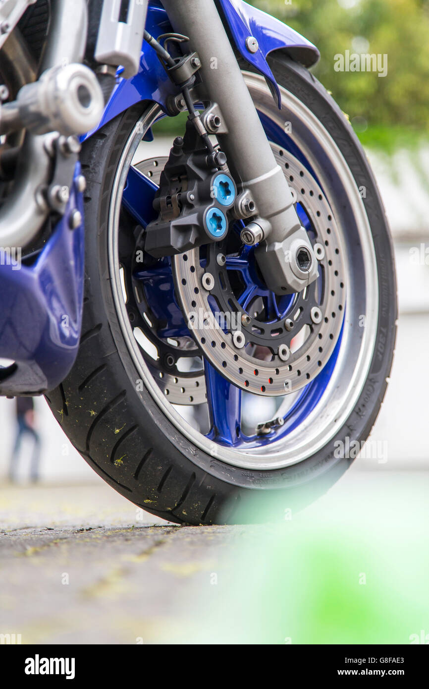 Moto pesanti, parcheggiata con i caschi, Foto Stock
