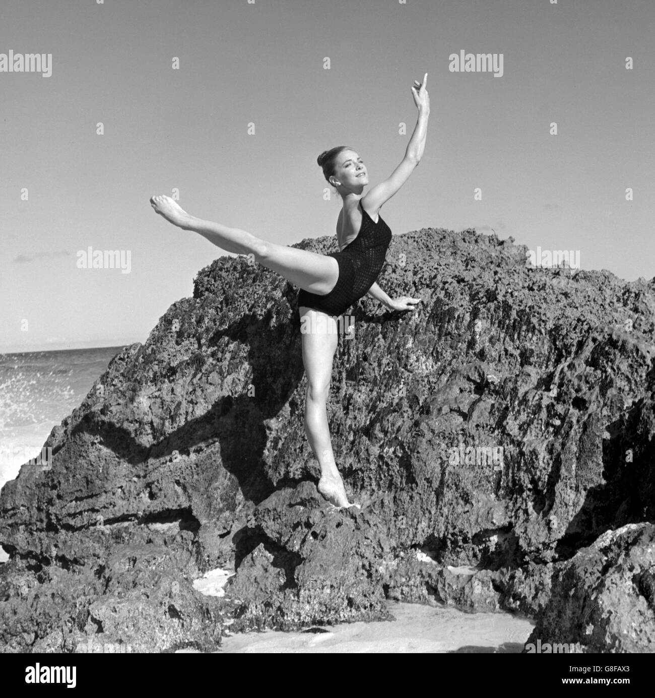 Una spiaggia Bermuda è il palcoscenico per il nuovo volto più luminoso della Gran Bretagna sulla scena del balletto, Doreen Wells 27 anni durante una recente vacanza nel centro-Atlantico resort. Foto Stock
