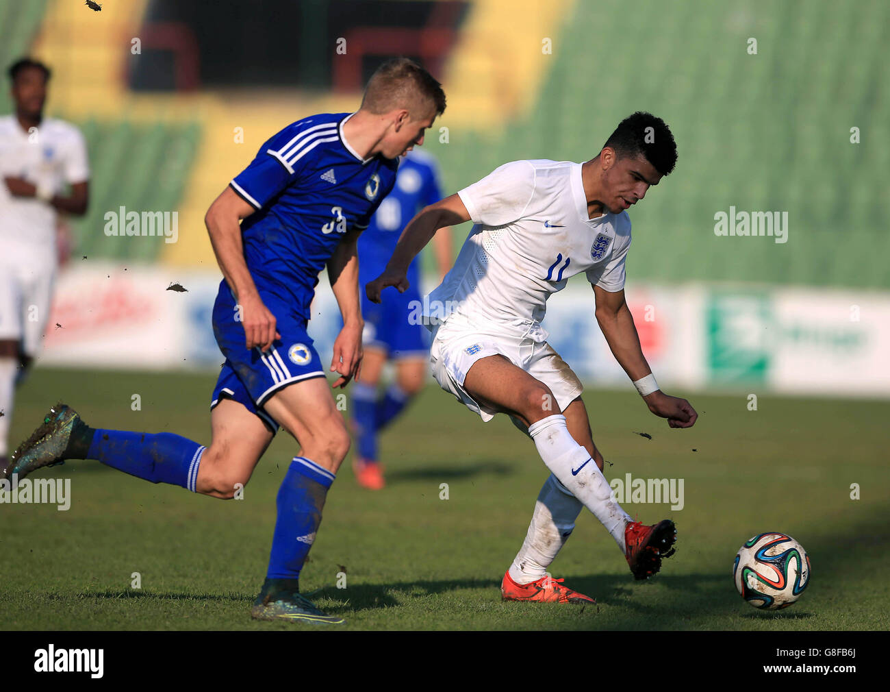 L'Inghilterra Dominic Solanke (a destra) e la Bosnia-Erzegovina Eldar Civic (a sinistra) combattono per la palla durante la UEFA European Under 21 Qualifiche, il gruppo nove si dischinano allo stadio Asim Ferhatovic Hase di Sarajevo. Foto Stock