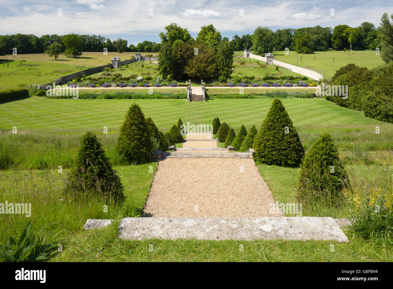 Vista di Easton Walled Garden la grande cucina walled garden dalla terrazza passi, Easton vicino Grantham, Lincolnshire, Inghilterra Foto Stock