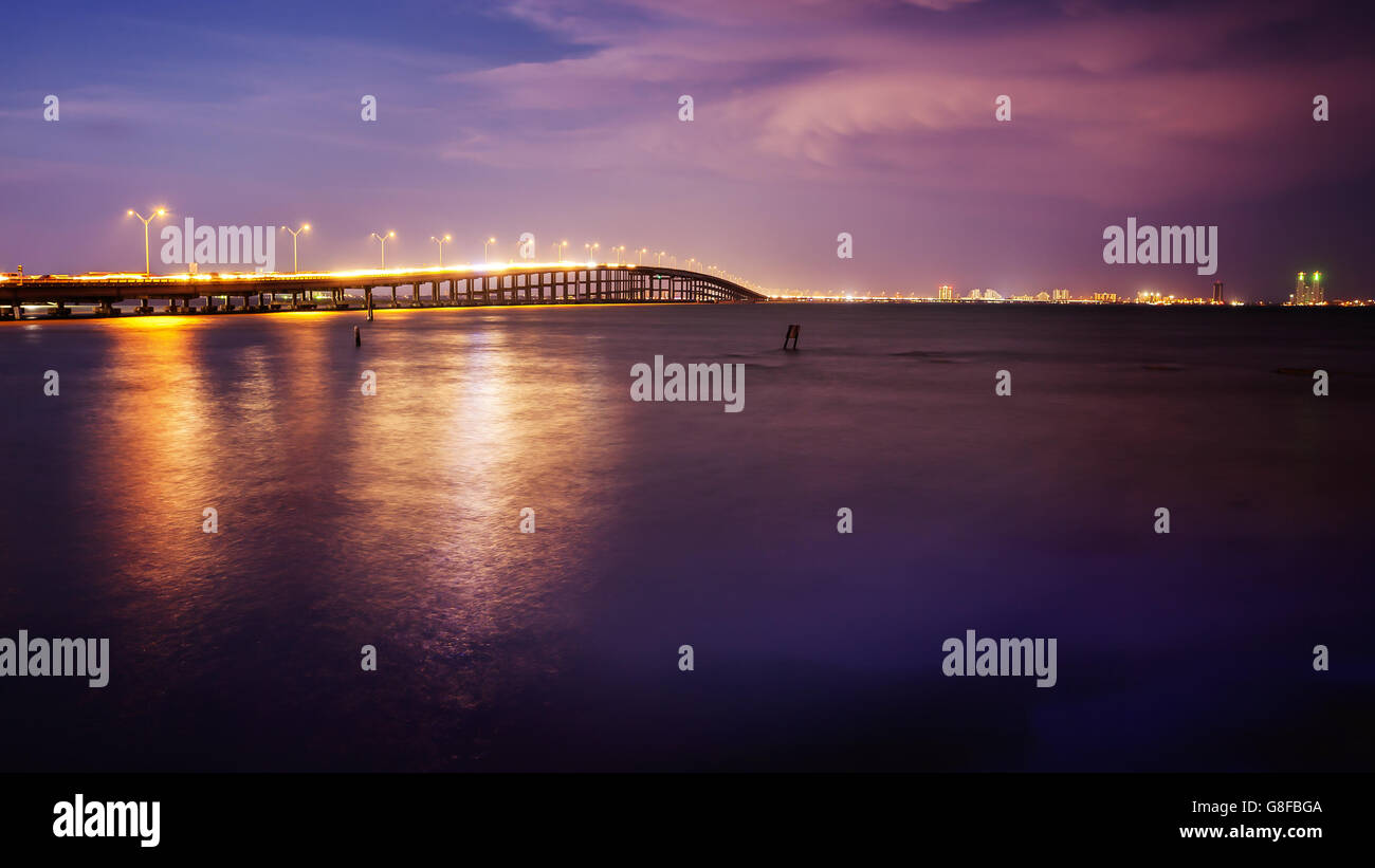 La regina Isabella Causeway (ponte) conduce a South Padre Island, Texas al tramonto Foto Stock
