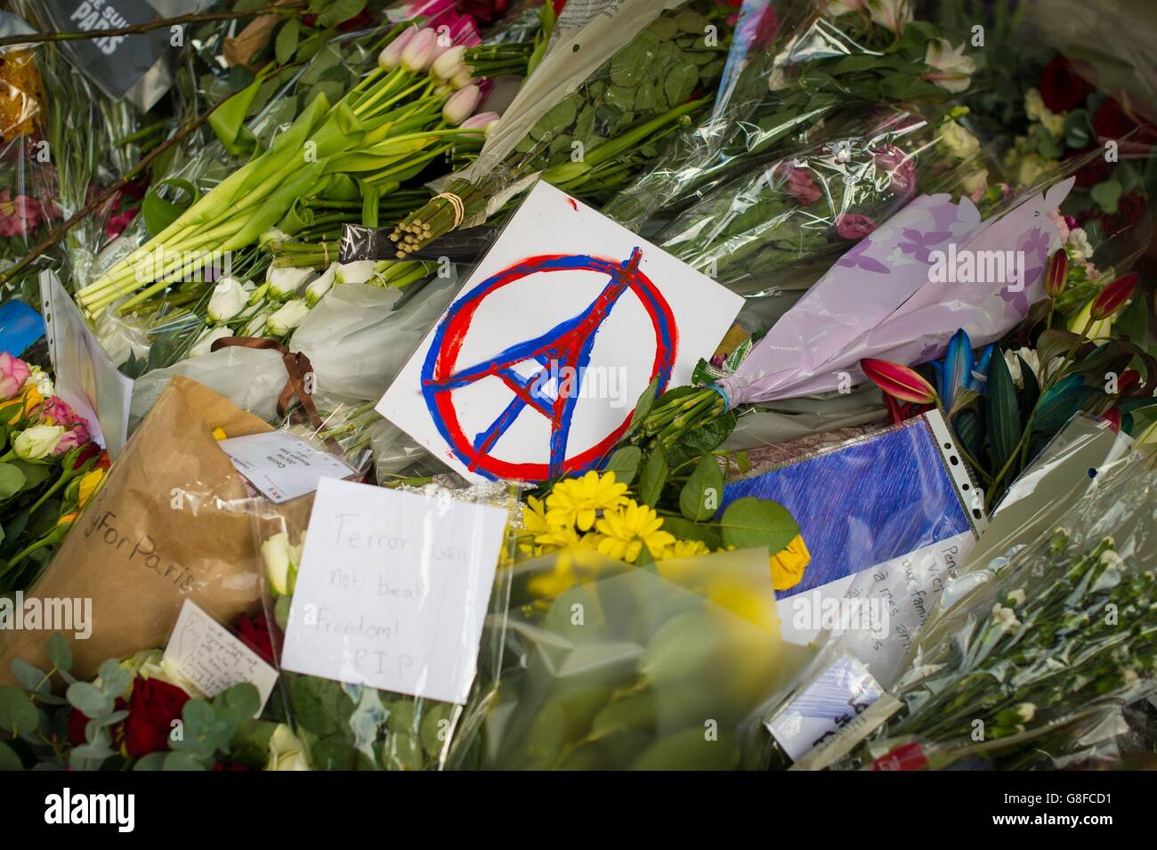 Tributi floreali alle vittime degli attentati terroristici di Parigi, fuori dell'ambasciata francese, a Knightsbridge, Londra. Foto Stock