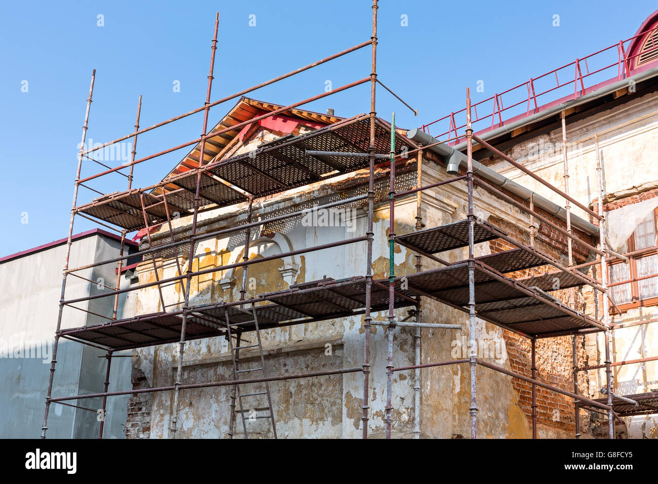 Ponteggio a copertura di una facciata di un vecchio edificio in fase di restauro Foto Stock