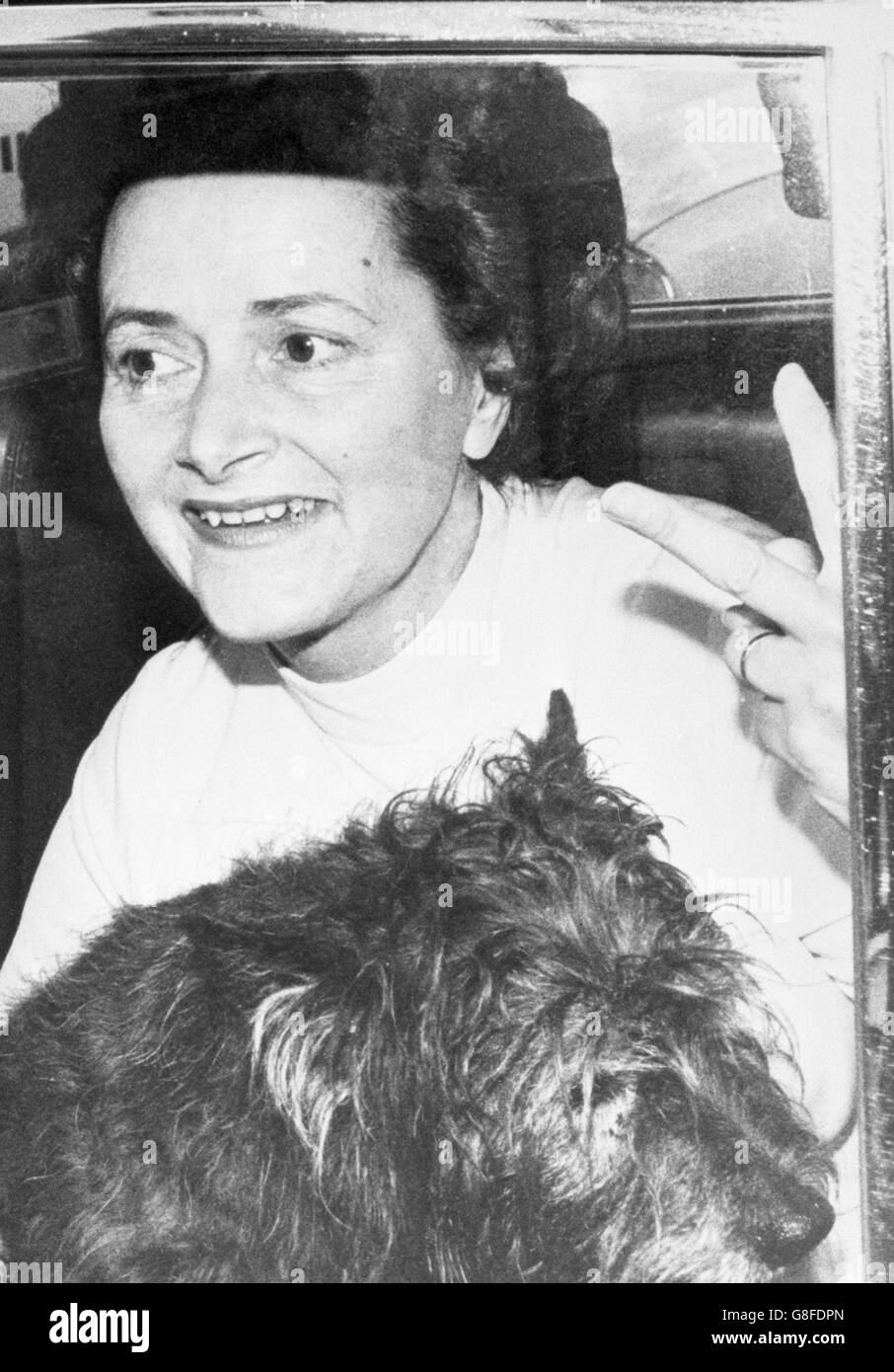 Cynthia Payne, 45, tenendo il suo cane Sandy e dando un saluto vittoria come lei ha lasciato la prigione di Holloway. Nell'aprile di quest'anno è stata incarcerata per 18 mesi per aver tenuto una casa disordinata a casa sua in Ambleside Avenue, Streatham. La sentenza è stata ridotta in appello a sei mesi, e ieri è stata licenziata a condizioni per tre anni. Foto Stock