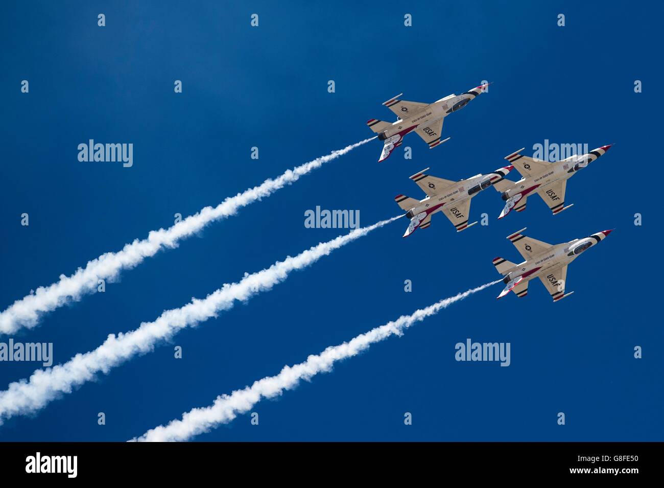 U.S Air Force Thunderbirds F-16 Fighting Falcon piloti di caccia eseguire il rullo diamantato manovra durante i guerrieri su Wasatch air show a Hill Air Force Base di Giugno 25, 2016 a Ogden, Utah. Foto Stock