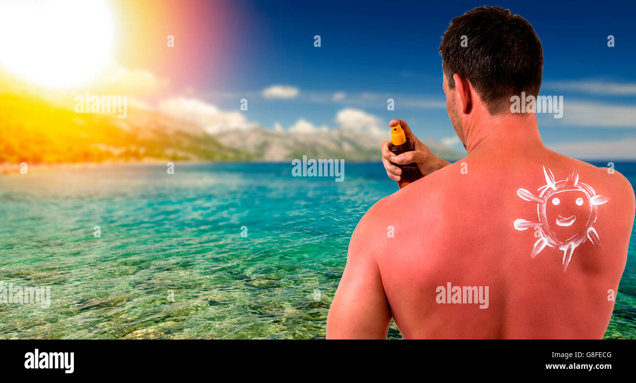 Uomo con la pelle bruciata dal sole e spiaggia dell'oceano con il tramonto  del sole Foto stock - Alamy